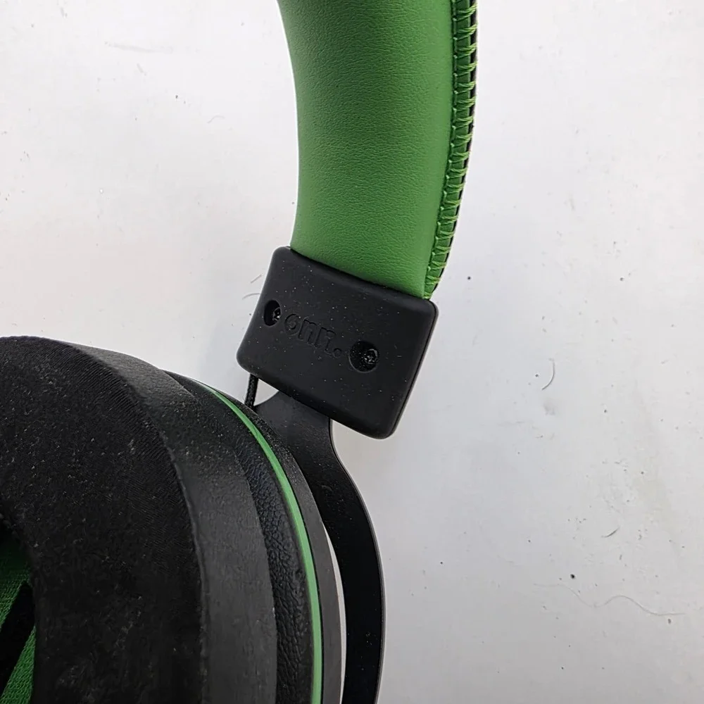 onn. Wired‎ Gaming Headset with Microphone Black Neon Green 3.5mm Jack L3